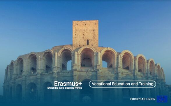 Colosseum-liknande struktur med Erasmus+-logotyp och textöverlägg "Vocational Education and Training", EU-emblem längst ner till höger.