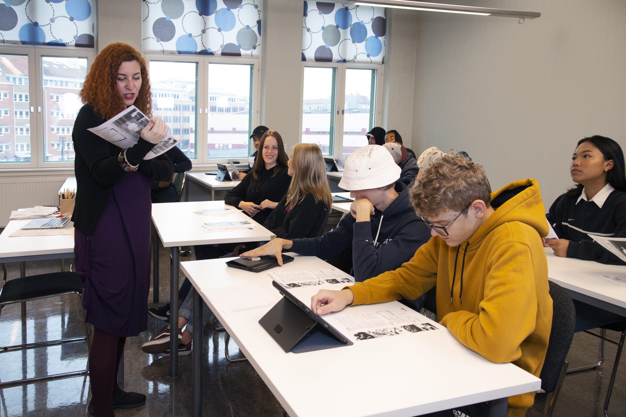 Bergstrands klassrum En lärare går igenommaterial med elever i ett klassrum