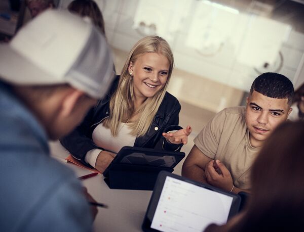 Sigtuna En grupp människor som sitter runt ett bord.