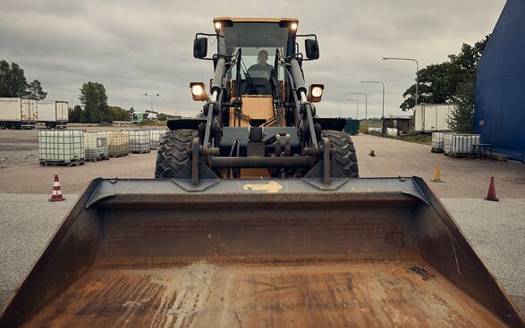 anlaggning_1-587×367 En traktor med en skopa.