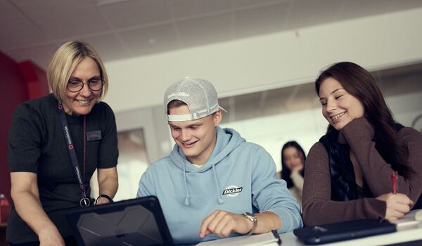 forsaljning_600x350 En grupp studenter som arbetar på en bärbar dator i ett klassrum.