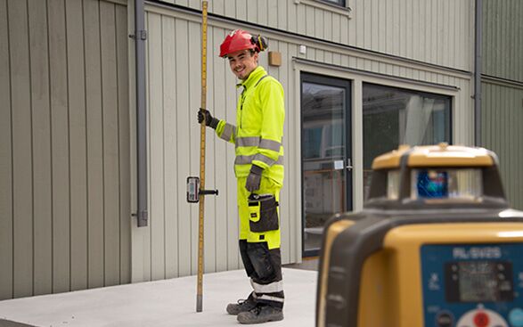 Mark och anläggning Elev på Bergstrands gymnasium med mätinstrument