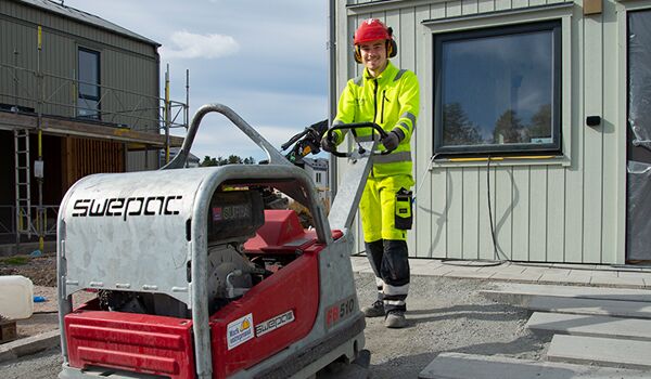Marka och anläggning En person som bär en gul jacka.