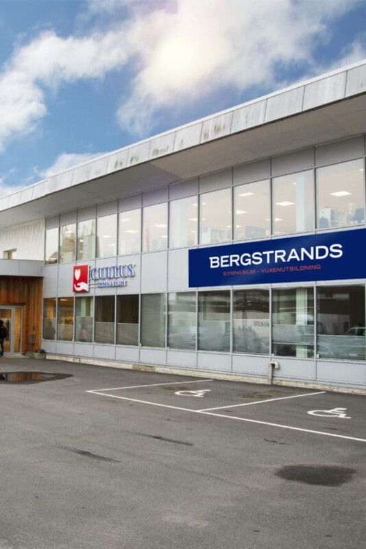 Bergstrands Gymnasium Uppsala En byggnad med en skylt som säger bergströms.