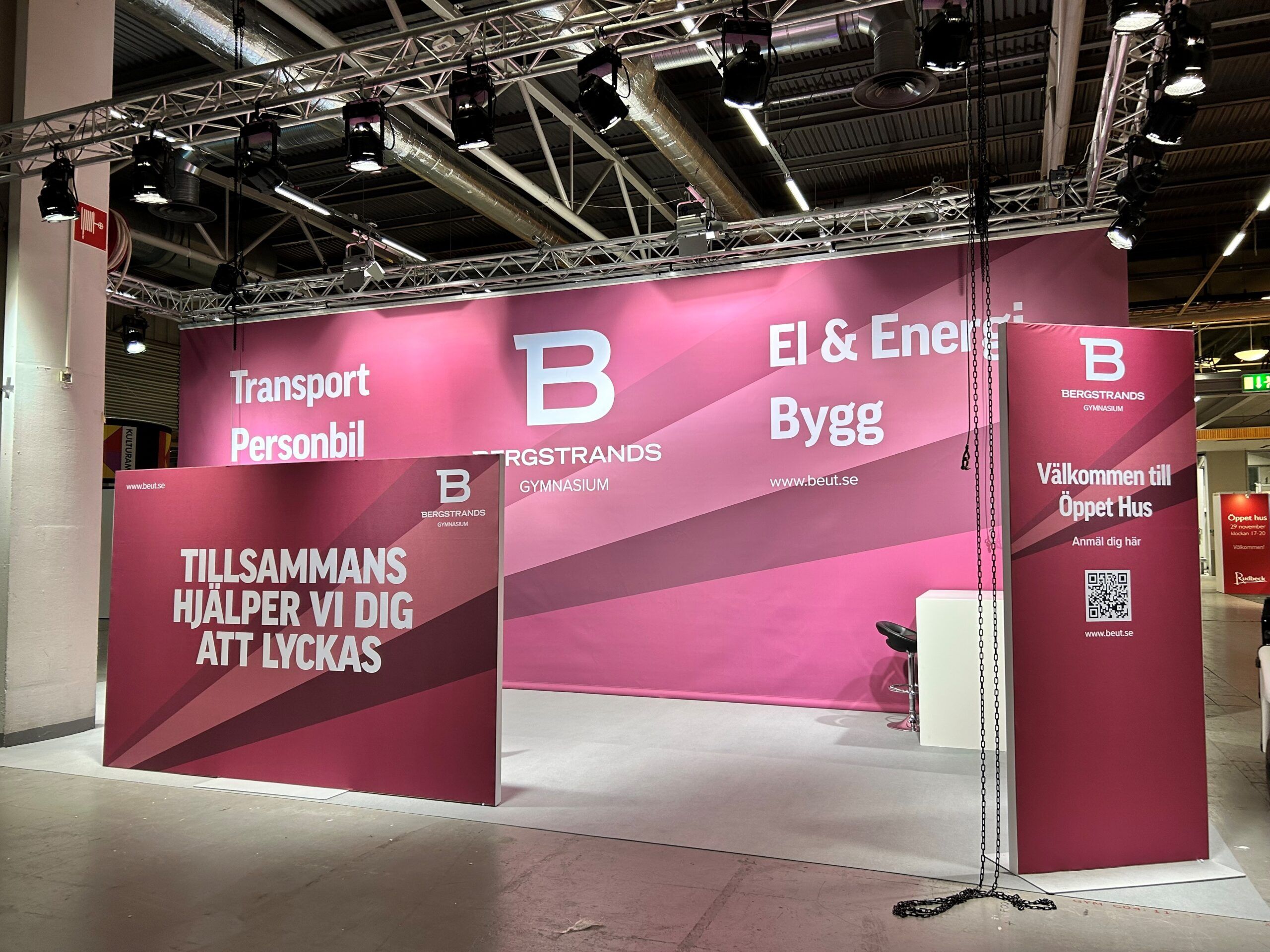 Bergstrands GY-mässa En rosa och vit monter med en skylt på.