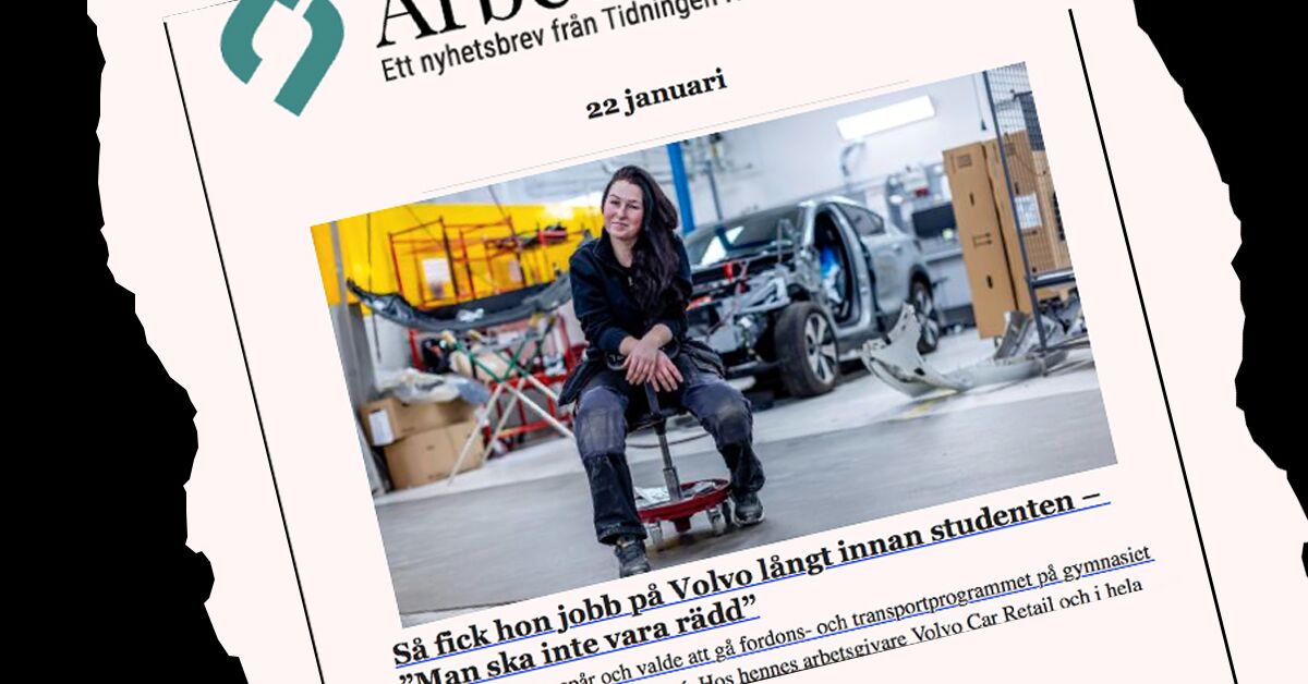 En person sitter på en pall i en bilverkstad med en demonterad bil i bakgrunden, med i en tidningsartikel.