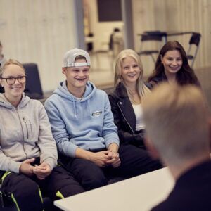 En grupp människor som sitter runt ett bord.