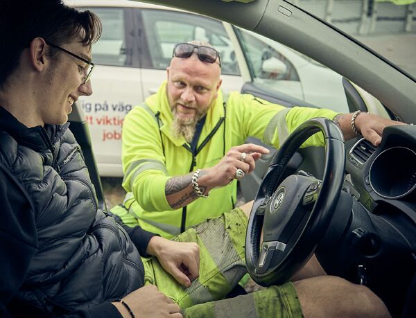 Uppsala_1 En lärare förklarar hur en bil fungerar för en elev som sitter i bilen.