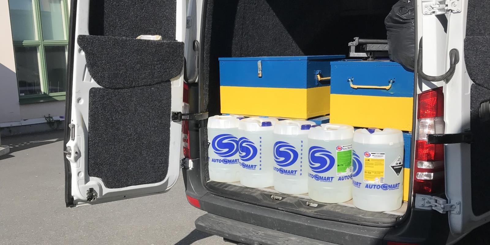 Mekaniker Aid – ett samarbete för att hjälpa mekaniker i Ukraina Baksidan av en skåpbil som är fylld med blå och gula containrar innehållande verktyg.