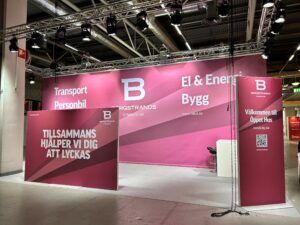 Bergstrands GY-mässa En rosa och vit monter med en skylt på.